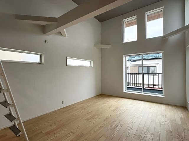 杉並区今川3丁目　吹抜リビング×ロフト　車庫付デザイン住宅　全3棟の居間・リビング|2号棟　