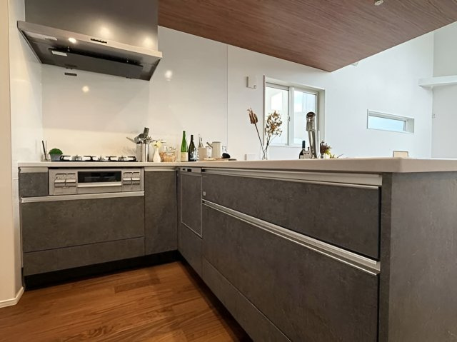 杉並区今川3丁目　吹抜リビング×ロフト　車庫付デザイン住宅　全3棟の居間・リビング|3号棟