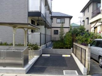 レオパレスモントレゾールの駐車場