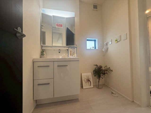 ★★南城市知念安座真3期₋1号棟の独立洗面台|独立洗面台あり、毎朝おしゃれに忙しい女性の方におすすめです