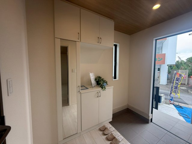 ★★南城市知念安座真3期₋1号棟の玄関|収納もある玄関です