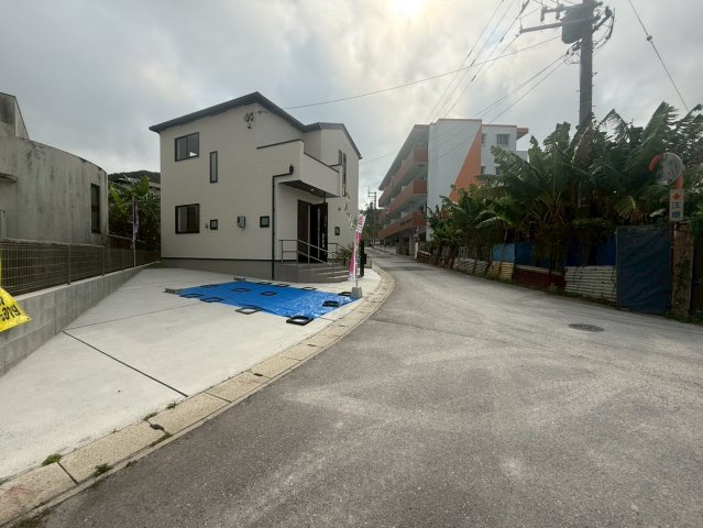 ★★南城市知念安座真3期₋3号棟の前面道路含む現地写真