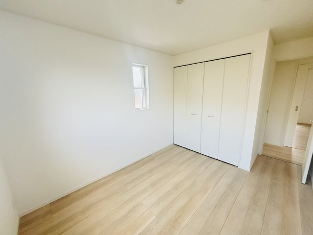 GRAFARE REUSE HOUSE高浜市芳川町｜名古屋市の戸建ならホームアップの洋室|全室にクローゼットを完備。お洋服や荷物を隠して収納できるので、お部屋をいつも広々スッキリと保てます。