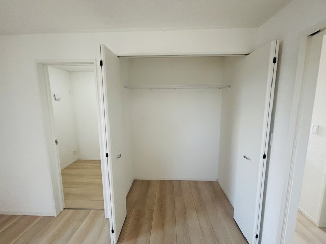 GRAFARE REUSE HOUSE高浜市芳川町｜名古屋市の戸建ならホームアップの収納|洗濯物をたたむ手間が省ける「掛ける収納」で家事時短に貢献。シワになりやすいシャツやジャケットもきれいに保管できます