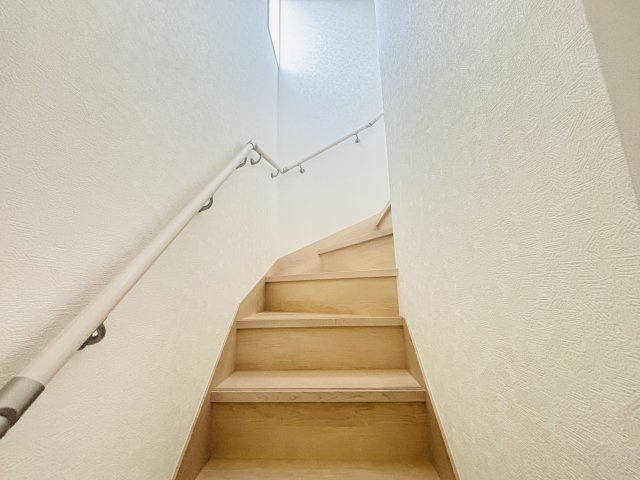 GRAFARE REUSE HOUSE高浜市芳川町｜名古屋市の戸建ならホームアップの内装|小さなお子様からご年配の方まで。家族みんなが安心して上り下りできるよう、安全性に配慮した手すり付き階段