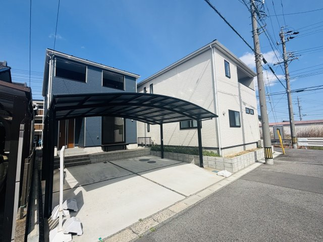 GRAFARE REUSE HOUSE高浜市芳川町｜名古屋市の戸建ならホームアップの駐車場|ご夫婦それぞれで車を所有しても安心の並列2台駐車。朝の忙しい時間帯も、車の入れ替え不要でスムーズに出発できます