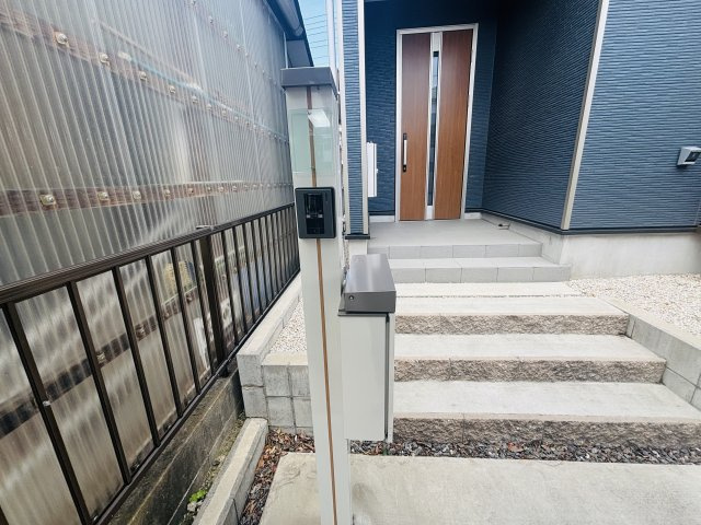 GRAFARE REUSE HOUSE高浜市芳川町｜名古屋市の戸建ならホームアップのセキュリティ|突然の来客やしつこい訪問営業もしっかりチェック。ドアを開ける前に相手を確認できるので、セキュリティ面でも心強い味方です。