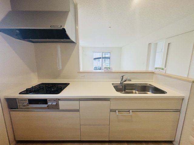GRAFARE REUSE HOUSE高浜市芳川町｜名古屋市の戸建ならホームアップのキッチン|リビングで遊ぶお子様の様子を見守りながら、安心してお料理。家族との会話も弾む、幸せなキッチン時間です。