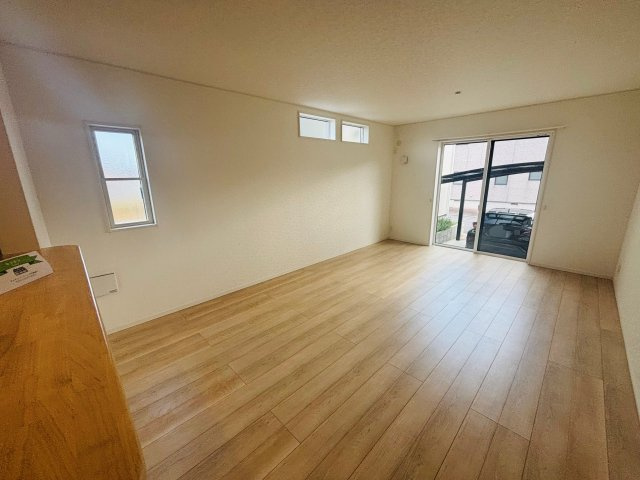 GRAFARE REUSE HOUSE高浜市芳川町｜名古屋市の戸建ならホームアップの居間・リビング|たっぷりの陽光が降り注ぎ、自然と家族が集まる明るい空間。笑顔あふれる団らんの時間がここから始まります。