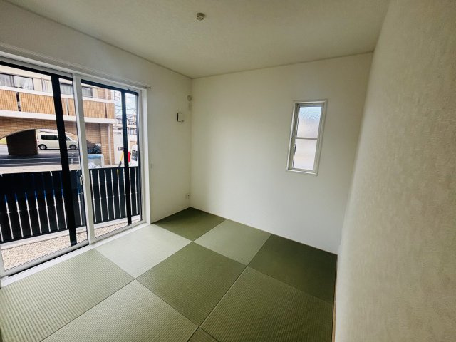 GRAFARE REUSE HOUSE高浜市芳川町｜名古屋市の戸建ならホームアップの和室|キッチンの奥には5帖の和室。ほっこりできる和室でくつろぐひととき♪
