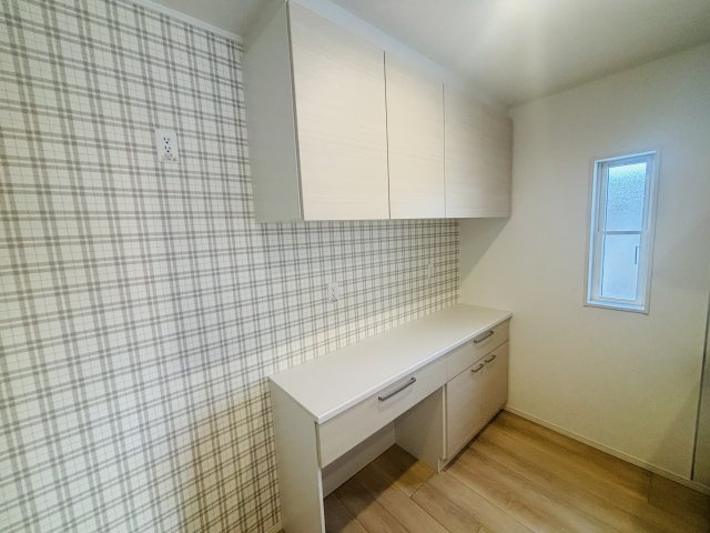 GRAFARE REUSE HOUSE高浜市芳川町｜名古屋市の戸建ならホームアップのキッチン|キッチンには吊戸棚があるので大型の調理器具の収納にも便利です◎