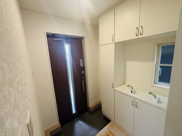 GRAFARE REUSE HOUSE高浜市芳川町｜名古屋市の戸建ならホームアップの玄関|大容量のシューズボックスで、散らかりがちな玄関もスッキリ。