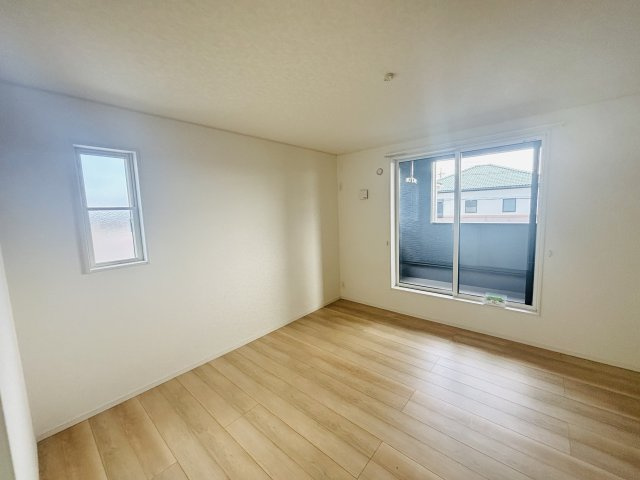 GRAFARE REUSE HOUSE高浜市芳川町｜名古屋市の戸建ならホームアップの洋室|窓から心地よい光と風を取り込む二面採光。プライベートな時間をゆったりと過ごせる、安らぎの居室空間です。