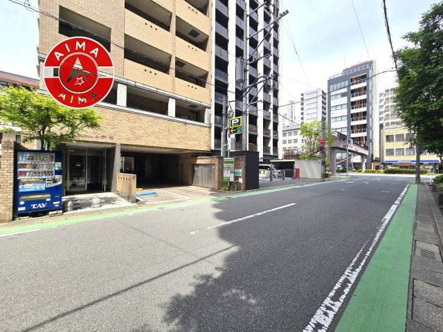 ラフィネスシャトードゥ赤坂の外観|前面道路含む現地写真です。