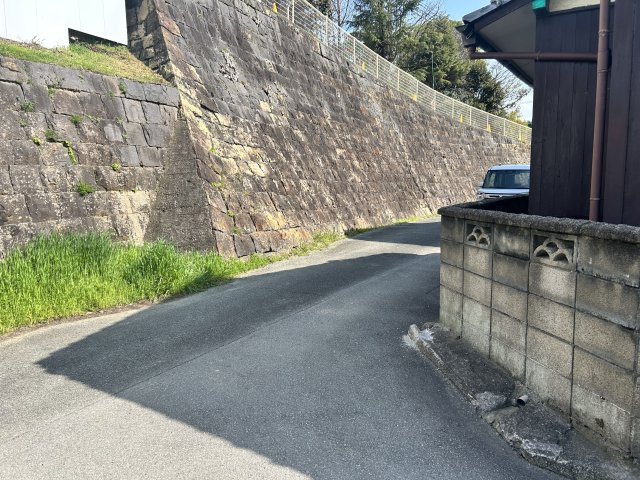 【外観】 | 上官町2丁目売地 | 現地前面道路。4mの幅員があり、近隣との距離も保てます。