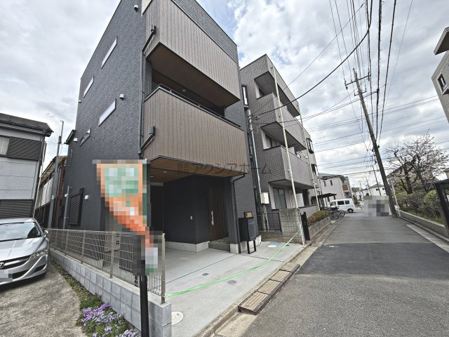 所沢市東狭山ケ丘1丁目・全1棟　新築一戸建　～3階建～の前面道路含む現地写真