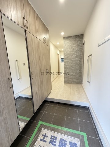 所沢市東狭山ケ丘1丁目・全1棟　新築一戸建　～3階建～の玄関