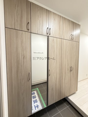 所沢市東狭山ケ丘1丁目・全1棟　新築一戸建　～3階建～の玄関|玄関収納