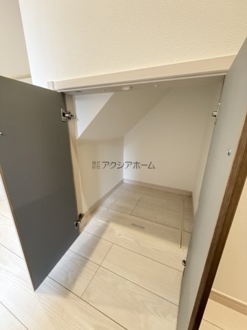 所沢市東狭山ケ丘1丁目・全1棟　新築一戸建　～3階建～の収納|1階階段下収納