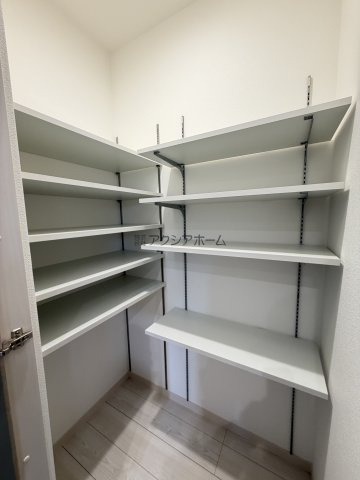 所沢市東狭山ケ丘1丁目・全1棟　新築一戸建　～3階建～の収納|パントリー