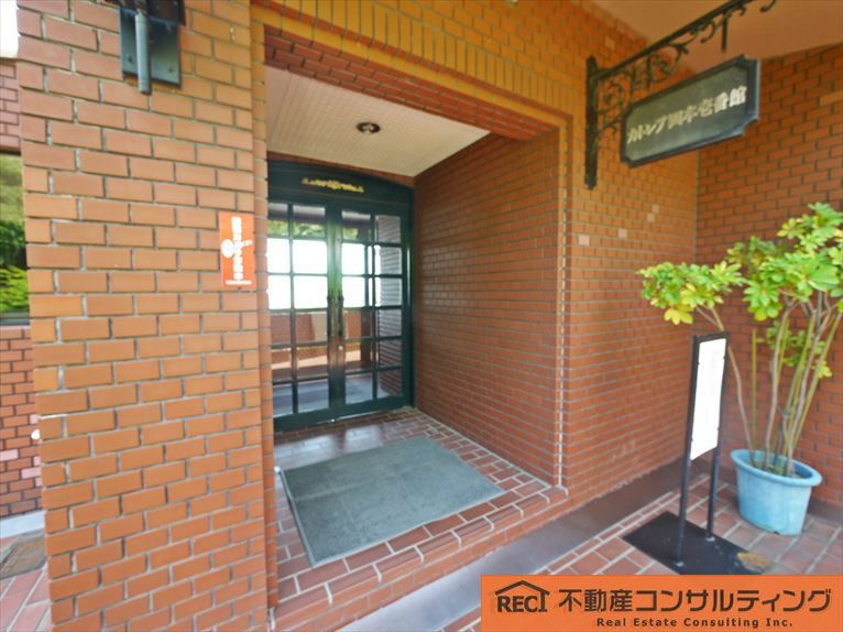 カトレア岡本壱番館C棟のエントランス