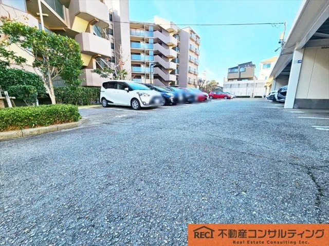 ロイヤルアーク夙川の駐車場