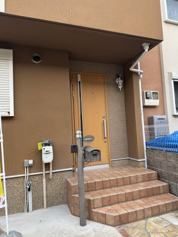 右京区太秦西野町 中古戸建の玄関|落ち着いた雰囲気の玄関アプローチです。