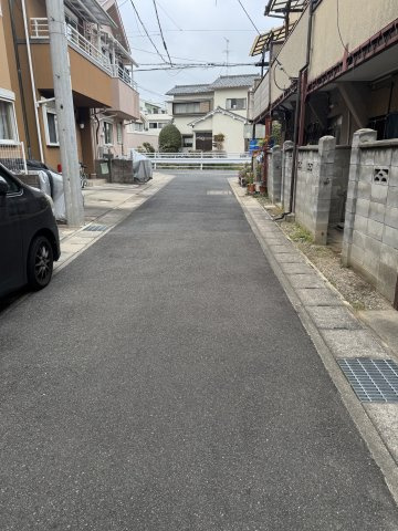 右京区太秦西野町 中古戸建の前面道路含む現地写真|交通量の少ない前面道路です。