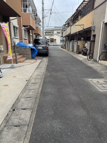 右京区太秦西野町 中古戸建の前面道路含む現地写真|落ち着いた住宅街に位置する住環境です。