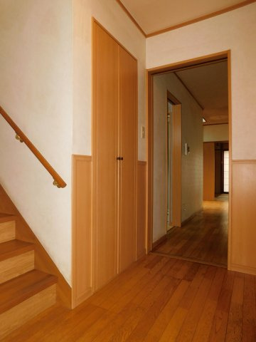名古屋市西区歌里町の中古一戸建の内装|◇１階ホール収納◇　　掃除道具の収納や日用品のストックに便利です！
