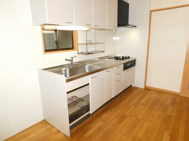 名古屋市西区歌里町の中古一戸建のキッチン|◇キッチン◇　　システムキッチン・吊戸棚・窓付き　リフォームプラン相談出来ます♪