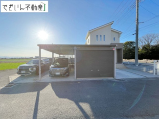 【外観】 | シャッター車庫付きの駐車スペース。ゆったり並列４台駐車可能なので来客時も安心です。
現地(2026年3月撮影)