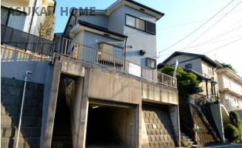 南区大岡4丁目戸建の外観|駐車場がビルトインでブルーグレーの外壁がおしゃれな一戸建てです。