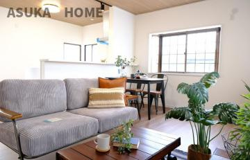 南区大岡4丁目戸建の居間・リビング|LDK空間は14帖あり、ゆったりと使えますね。天井の優しい木目に癒される空間です。