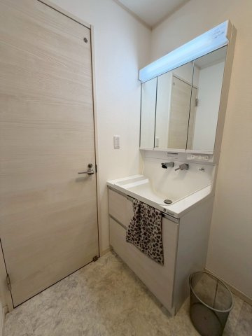 湖南市三雲の独立洗面台|ミラーキャビネット付き洗面台！
生活感が出る歯ブラシなどを鏡裏にスッキリ収納できます♪