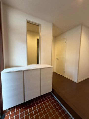 湖南市三雲の玄関|玄関に鏡がありお出かけ前の身だしなみチェックができます♪
（家具はCG加工で消しています。）