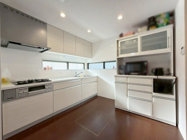 湖南市三雲のキッチン|壁付けキッチンで複数人で作業しやすい♪
窓があるので換気を行いながらお料理できます♪