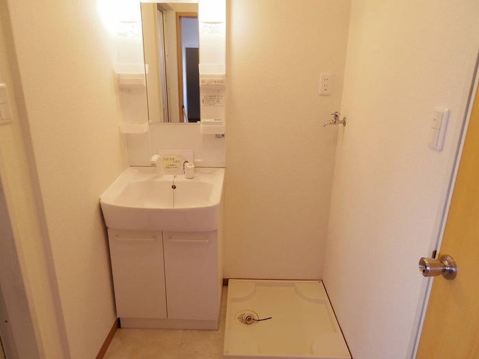 メープルハイム Bの独立洗面台|洗髪洗面化粧台・洗濯機置き場