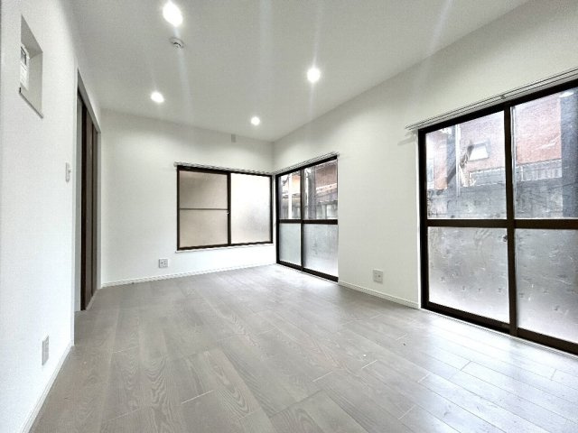 練馬区春日町４丁目　中古一戸建　再建築不可　都営大江戸線　練馬春日町の居間・リビング|東、南側の開口部からの採光により、明るく開放的なリビングでございます。