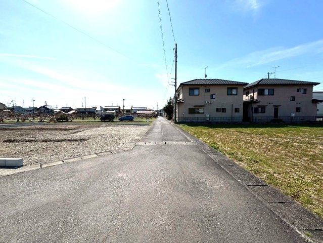 リーブルガーデン　本巣郡北方町芝原西町　全1区画分譲　平屋建ての前面道路含む現地写真|「現地（2026年3月9日）撮影」　
■前面道路　
■ヤマダ不動産　株式会社リライフ