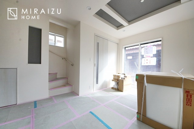 【居間・リビング】 | 窓が多いと温かな太陽の光と心地いい風が室内へと入ります。家族が集まるリビングは明るく過ごしやすいつくりです。窓が多いお家は住みやすい証です。