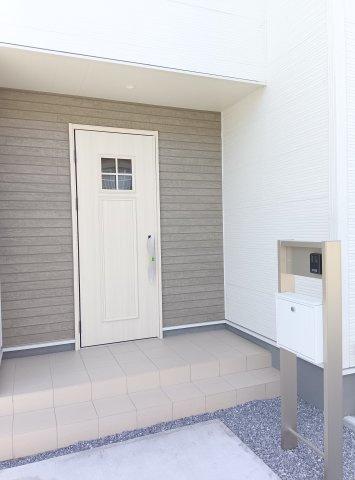 古河市諸川　第13　1号棟の玄関