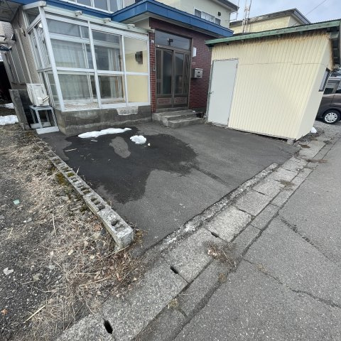 登別市若山町3丁目27-52戸建の駐車場