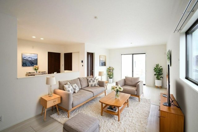 南江戸①　３LDK　新築戸建の居間・リビング|19帖のリビングは、大きな家具を置いてもゆとりのある空間を作れます！