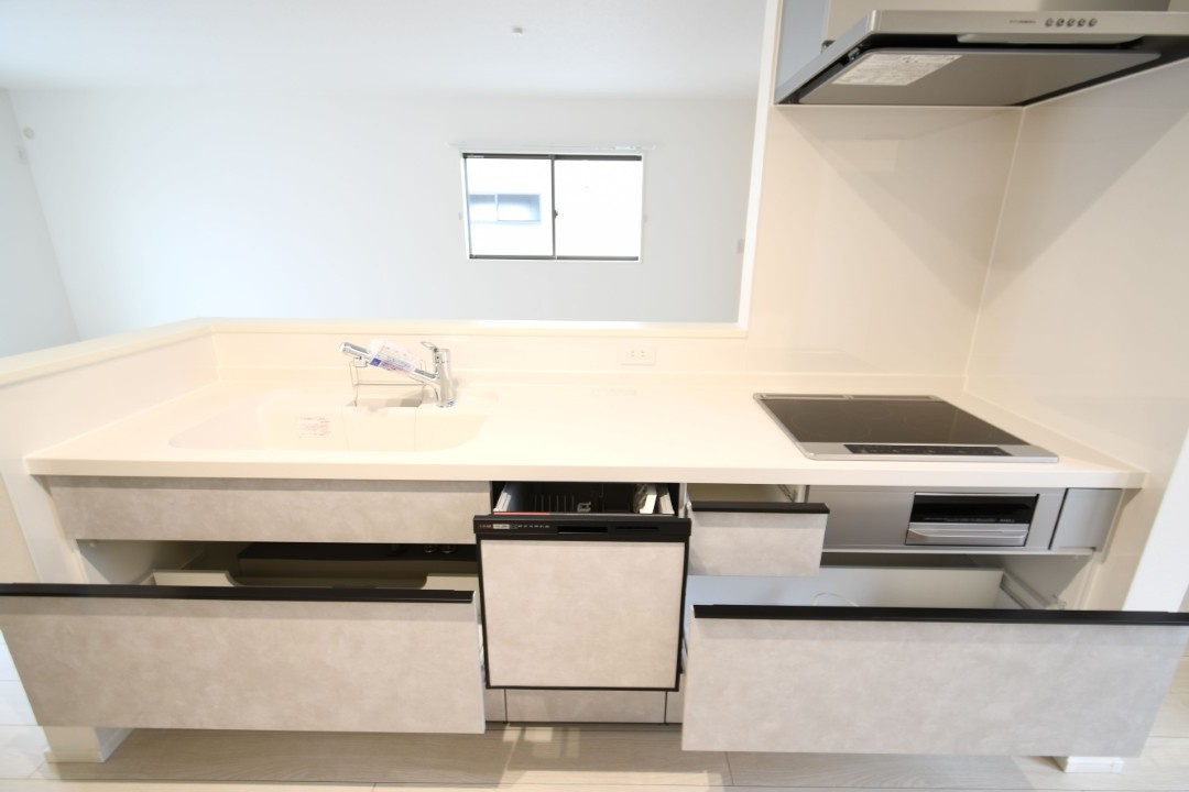 南江戸①　３LDK　新築戸建のキッチン|システムキッチンでリビングにいる家族を眺めながら、楽しくお料理が出来そうです！