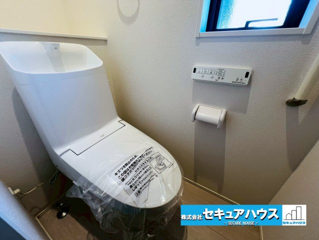 【限定１棟】知多市南巽が丘１丁目のトイレ|【高機能トイレ】
◆高機能トイレの多くは便器のフタの開閉が自動であり、使用後に手動で水を流す面倒もなく非常に便利です。スタイリッシュな見た目で、お掃除しやすく、節水効果が高いです。
