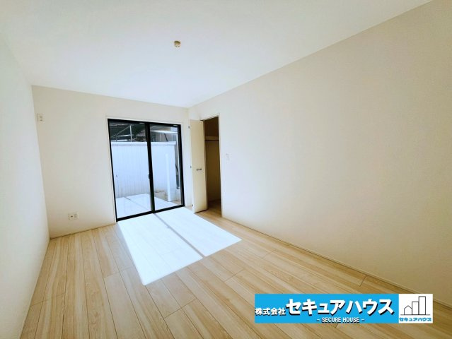 【限定１棟】知多市南巽が丘１丁目の洋室|【洋室】
◆家族一人ひとりの大切なプライベート空間。趣味に合わせて使って頂けるようシンプルに仕上げてあります。暮らし心地を大きく左右する収納を、適材適所に配置し使い勝手を考慮しました。　