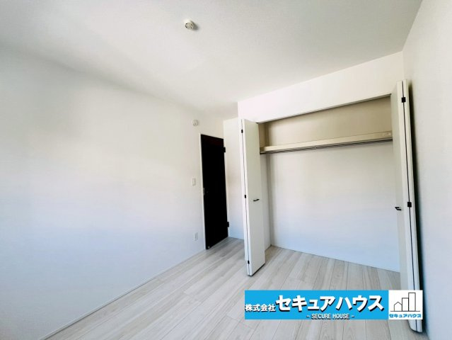 【限定１棟】知多市南巽が丘１丁目の洋室|【洋室】
◆広々とした居住空間は日々の暮らしを彩り、心のやすらぎと満足感を与えてくれます。通風と採光を考慮した設計は子供たちはのびのび育ち、家族でくつろぎと団らんを生み出します。