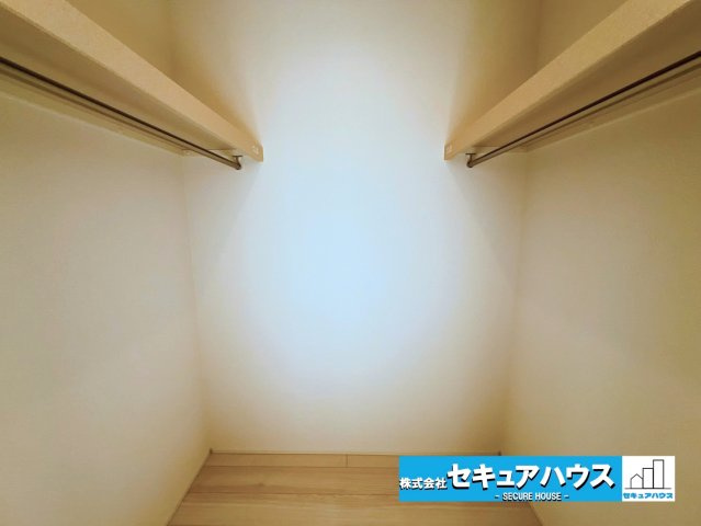 【限定１棟】知多市南巽が丘１丁目の収納|【ウォークインクローゼット】
◆衣類や、季節物などまとめて収納できます。
お部屋をスッキリ保てる便利な収納スペースです♪
