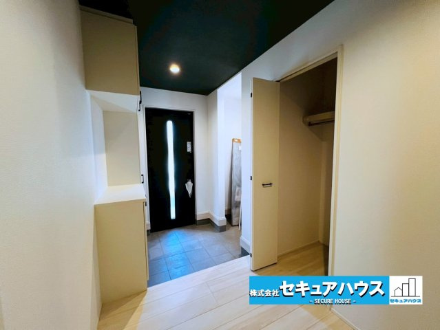 【限定１棟】知多市南巽が丘１丁目の玄関|【玄関】
◆お家に出会う人々を迎える玄関だからこそ、広々清潔感あふれる空間にしたいものです。採光・通風にも配慮された設計で毎日明るい空間をキープします♪